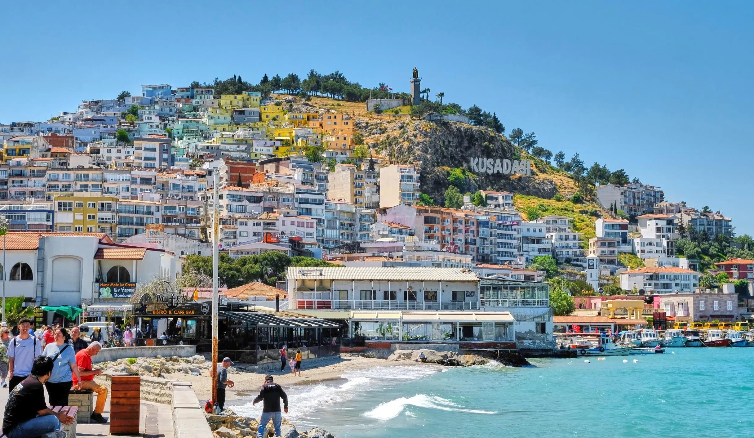 Kruvaziyer gemileri ve Güvercinada ile Kuşadası sahil manzarası